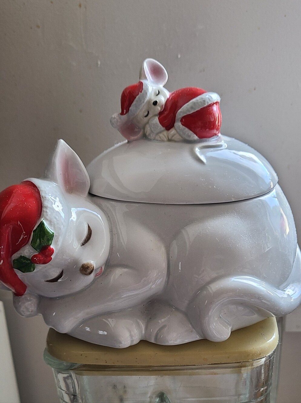 FITZ and FLOYD 1979 Holiday White Ceramic Cat Cookie Jar with Red Santa Accents